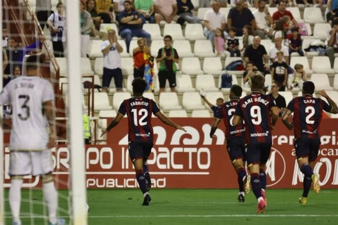 Fabrício Dos Santos celebra un gol con el Levante UD.