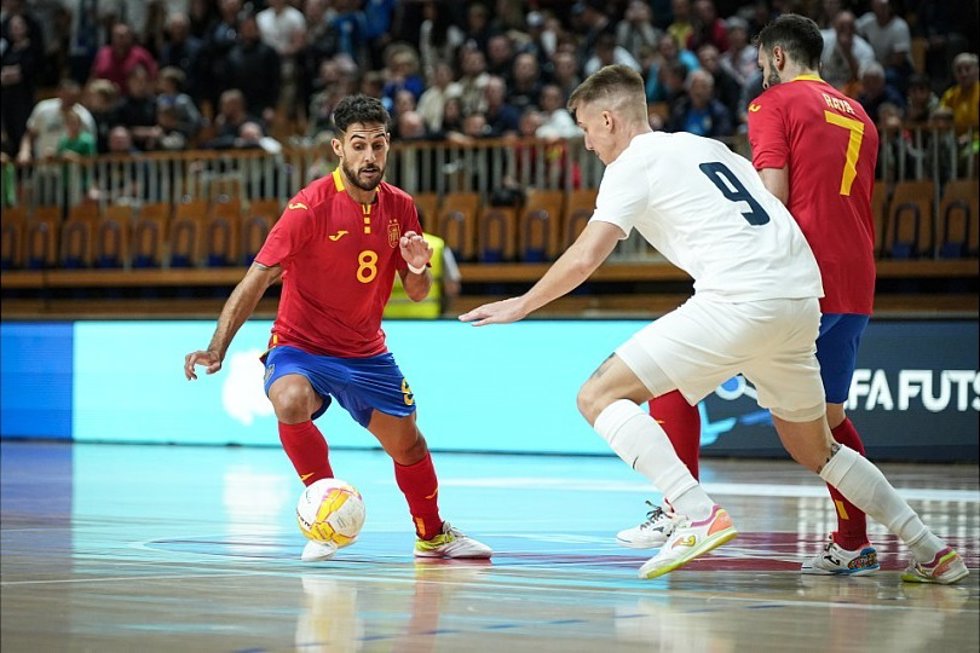 Adolfo Fernández, durante un partido con la selección española.