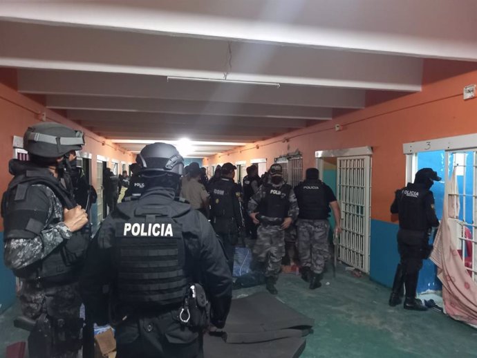 Archivo - (210929) -- GUAYAQUIL, Sept. 29, 2021 (Xinhua) -- Policemen mantain order at the prison where riots broke out in Guayaquil, Ecuador, Sept. 28, 2021. At least 24 inmates were killed and another 48 were injured in clashes Tuesday at the Litoral 