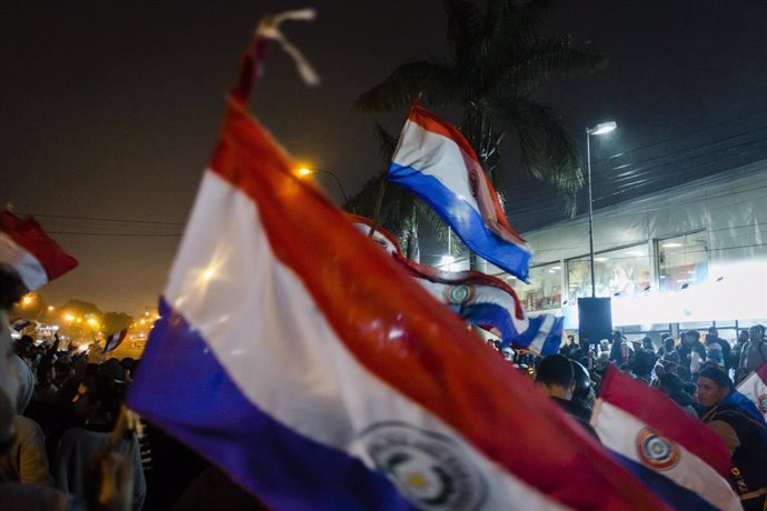 Archivo - May 2, 2023, Asuncion, Paraguay: People wave Paraguayan national flag as they demonstrate against the alleged electoral fraud in the recent general elections held on April 30, in the vicinity of the Superior Court of Electoral Justice (TSJE), in