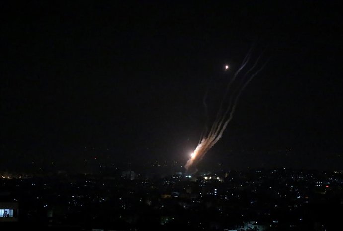 Archivo - May 11, 2023, Gaza, Gaza Strip, Palestine: Palestinian organizations fire missiles at Israel and the Iron Dome confronts them in the sky of Gaza City.