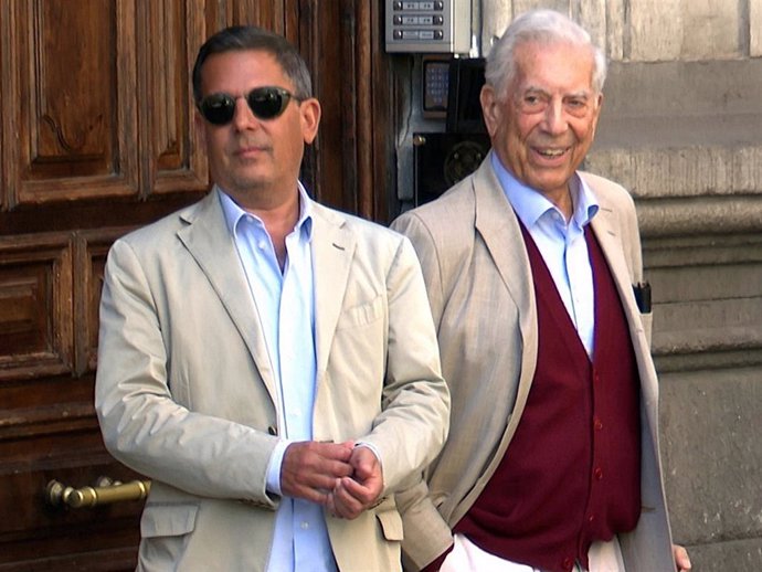 Archivo - Mario Vargas Llosa y su hijo Gonzalo en una imagen de archivo