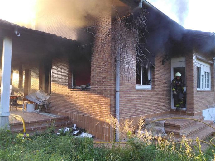 Bomberos sofocan un incendio en una casa en Noja