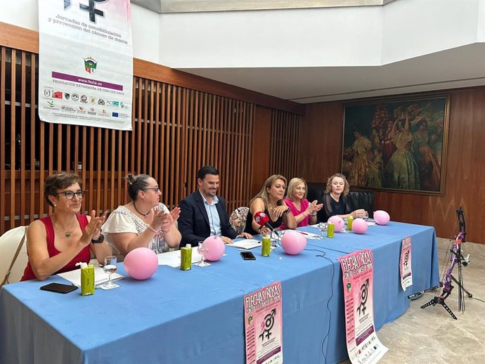 El director general de Jóvenes y Deportes de la Junta de Extremadura, en la presentación en Cáceres de la segunda edición de 'Flechas rosas contra el cáncer de mama'