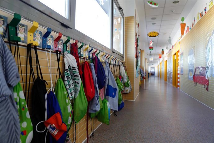 Archivo - Pasillo en el interior de un colegio. (Foto de archivo). 