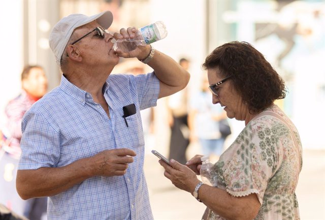 Una persona bebe agua para refrescarse ante las altas temperaturas, a 6 de octubre de 2023, en Madrid (España). Anomalías de altas temperaturas sin precedentes registradas a nivel global durante el mes de septiembre hacen que 2023 vaya camino de ser el añ
