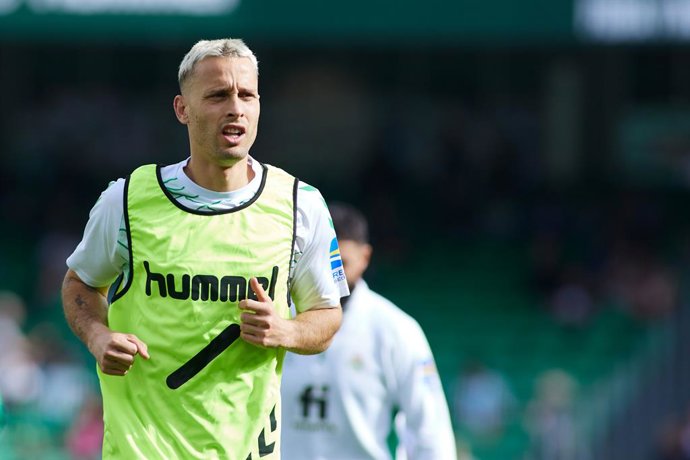Archivo - Sergio Canales of Real Betis warms up during the spanish league, La Liga Santander, football match played between Real Betis and Real Valladolid at Benito Villamarin stadium on February 18, 2023, in Sevilla, Spain.