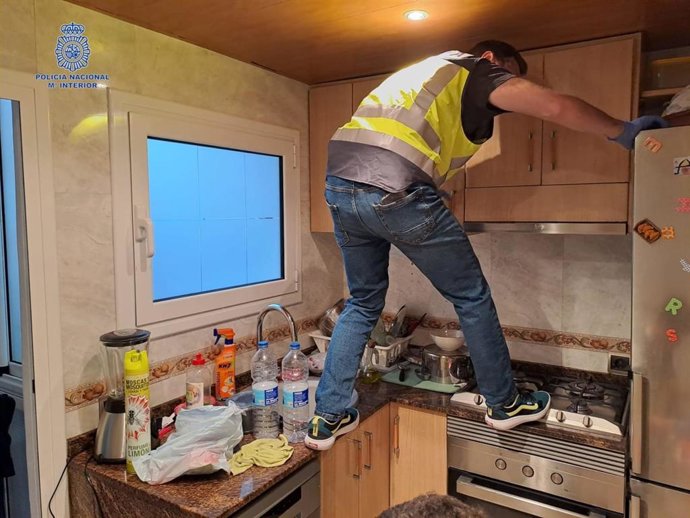 Dos detenidos por robar relojes a turistas empleando el método de la mancha.