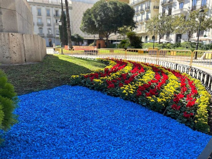 Piedras azules y flores rojas y amarillas decoran el Parterre para la ofrenda del 9 d'Octubre