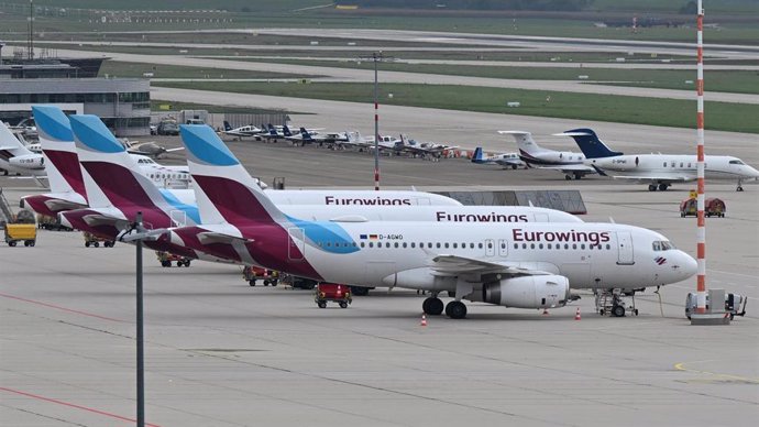 Archivo - FILED - 06 October 2022, Stuttgart: Aircraft's of Eurowings airline are seen parked on the apron of the airport in Stuttgart. Photo: Bernd Weibrod/dpa
