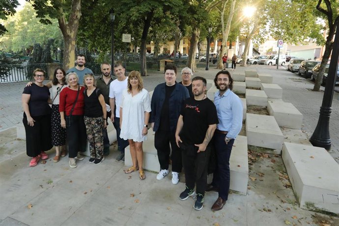 La consejera Ana Ollo con los organizadores del acto