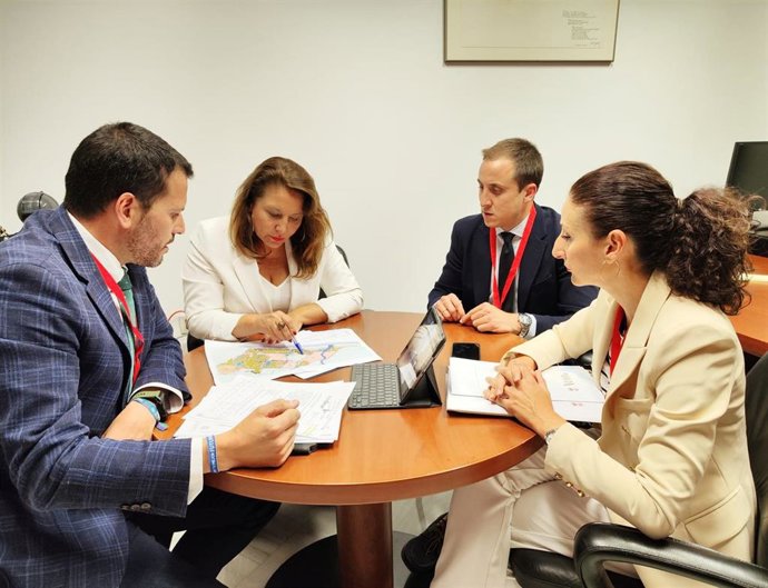 La consejera de Agricultura, Pesca, Agua y Desarrollo Rural, Carmen Crespo, ha mantenido una reunión con el alcalde de Vera, Alfonso García Ramos.