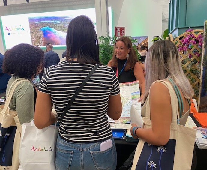 Expositor de 'Costa de Almería' en una promoción