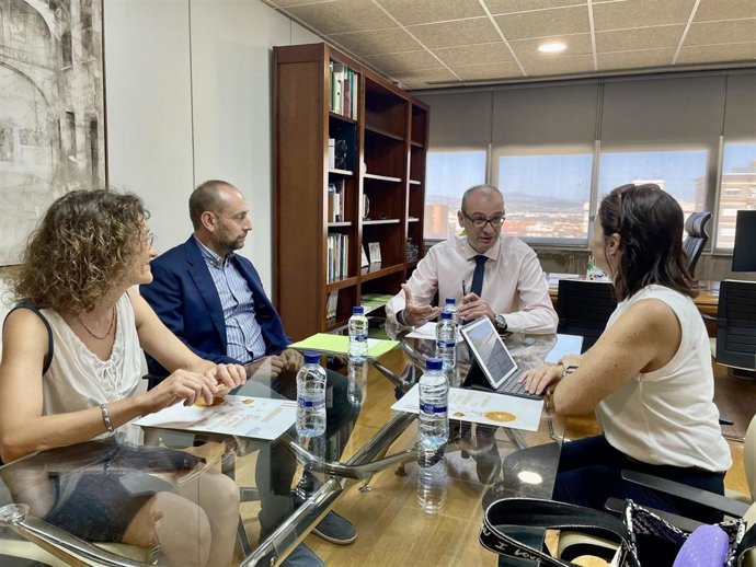 El consejero Marín se reunió ayer con la presidenta de la Asociación de dislexia y otras dificultades de aprendizaje de la Región de Murcia, Adixmur, Silvia López, y su junta directiva