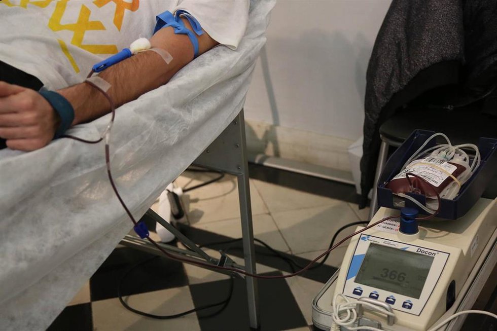 Archivo - Imagen de un donante de sangre