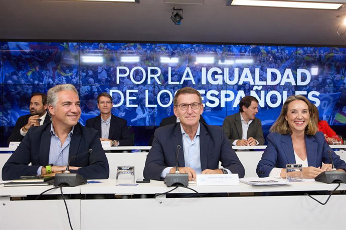 El coordinador general del Partit Popular, Elías Bendodo; el president del Partit Popular, Alberto Núñez Feijóo, i la secretria general del PP, Cuca Gamarra, a la seu del PP a Madrid