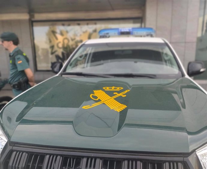 Detalle del escudo de la Guardia Civil en un vehículo del cuerpo.