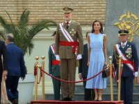 La Reina Letizia apuesta de nuevo por su vestido de lunares 'made in Spain' en la jura de bandera de la Princesa Leonor