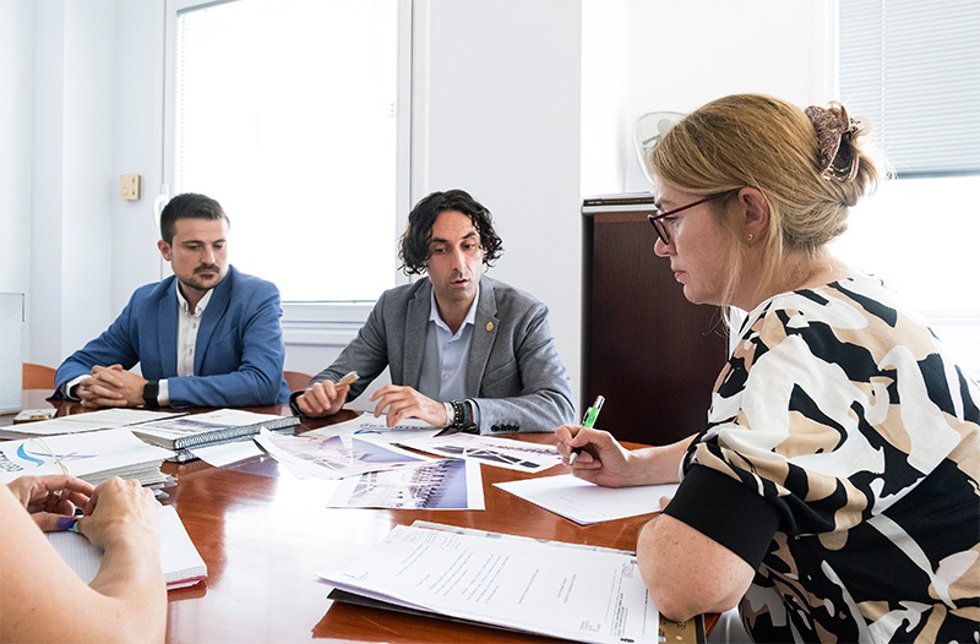 La consejera de Cultura, Turismo y Deporte, Eva Guillermina Fernández, se reúne con el alcalde de El Astillero, Javier Fernández Soberón.