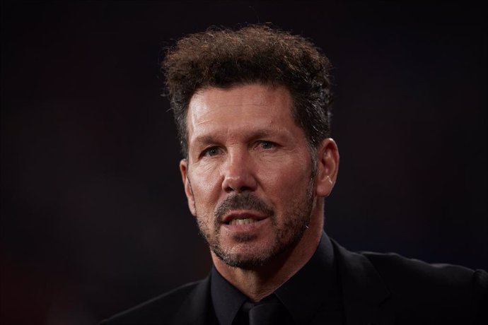 Diego Pablo 'Cholo' Simeone head coach of Atletico de Madrid looks on prior the LaLiga EA Sports match between CA Osasuna and Atletico de Madrid at El Sadar on September 28, 2023, in Pamplona, Spain.