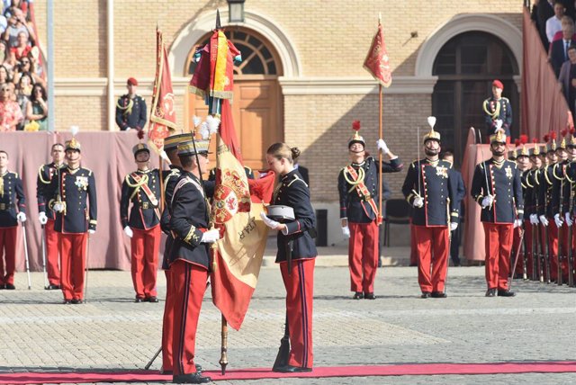 La princesa Leonor besa la Bandera durante el acto de Jura de Bandera, en la Academia General Militar, a 7 de octubre de 2023, en Zaragoza, Aragón (España). Los nuevos cadetes, que verifican hoy, 7 de octubre, el juramento ante la Bandera, pertenecen a lo