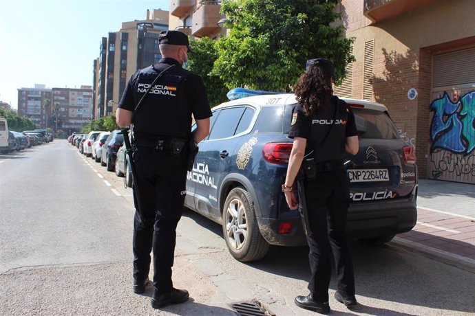 Pareja de policías del Cuerpo Nacional de Policía.