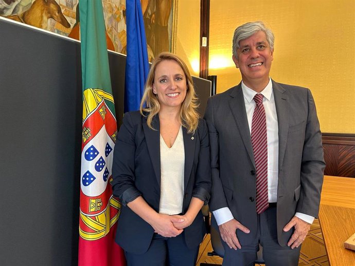 La consellera de Economía y Hacienda de la Generalitat, Natlia Mas, y el gobernador del Banco de Portugal, Mario Centeno, en un encuentro en Lisboa.