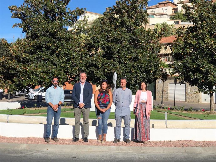 El delegado de Fondos Europeos, Desarrollo, Industria y Empleo de la Diputación Provincial de Granada, Antonio Díaz, en la renovada rotonda de Cenes de la Vega que da acceso a la estación de esquí de Sierra Nevada.