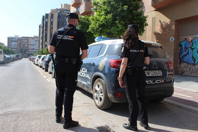 Nota De Prensa Y Fortografía De Recurso:"La Policía Nacional Salva La Vida De Una Mujer Tras Practicarle Un Torniquete En La Pierna"