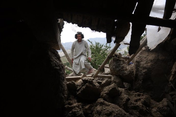Archivo - PAKTIKA, July 1, 2022  -- A man is seen near the rubble of a house damaged in an earthquake in Paktika province, Afghanistan on June 28, 2022. Thousands of families have been left homeless following a devastating quake that struck the Gayan di