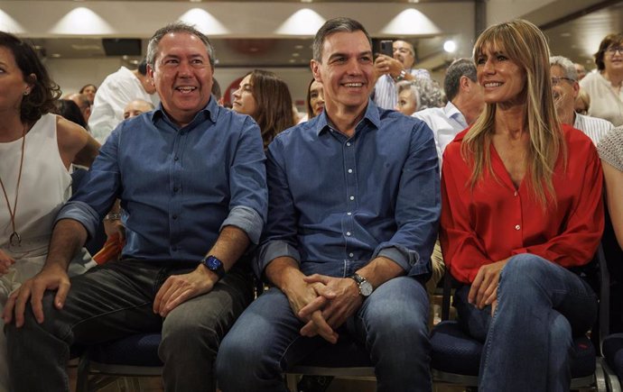 Espadas, a la izquierda en la imagen, junto a Pedro Sánchez y Begoña Gómez