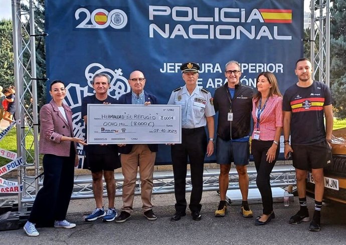 Entrega del cheque de la VI Carrera de la Mujer contra el Maltrato.