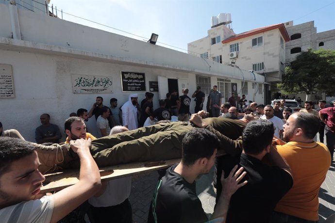 October 7, 2023, Gaza city, Gaza Strip, Palestinian Territory: Palestinians transport the bodies who were killed during clahshes with Israeli soldiers, to the Shifa Medical Complex  in Gaza city on October  7, 2023. Barrages of rockets were fired at Israe