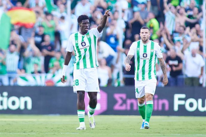 Assane Diao celebra su gol en el Real Betis-Sparta de Praga