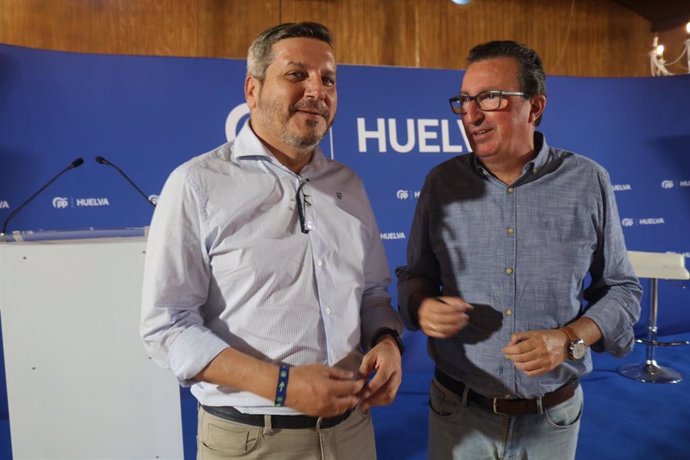 El vicesecretario de Organización del Partido Popular de Andalucía, Alejandro Romero, y el presidente del PP de Huelva, Manuel Andrés González, de izquierda a derecha de la imagen, respectivamente.