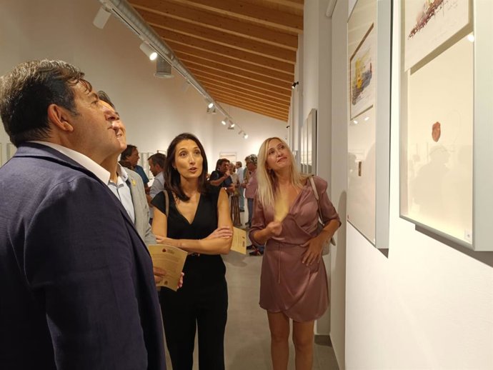 Autoridades y el autor visitan la exposición de Alfonso Rodríguez Márquez en la sala de los Baños del Naranjo de Jaén.
