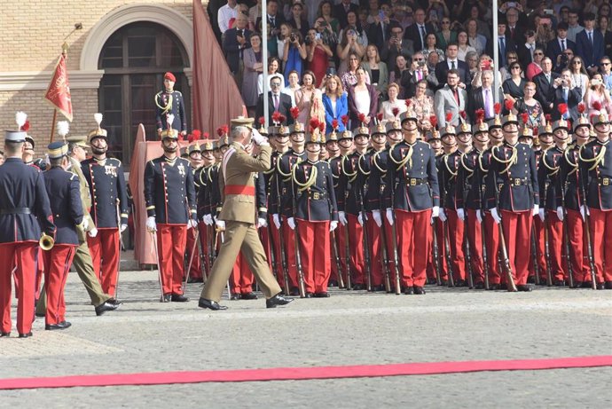 El Rey Felipe VI pasa revista a la formación en el acto de Jura de Bandera de la Princesa Leonor, en el centro, en la Academia General Militar, a 7 de octubre de 2023, en Zaragoza, Aragón.