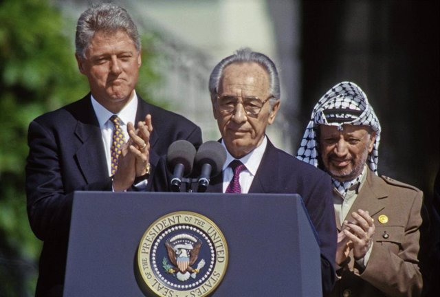 Archivo - Bill Clinton, Yasir Arafat y Shimon Peres 