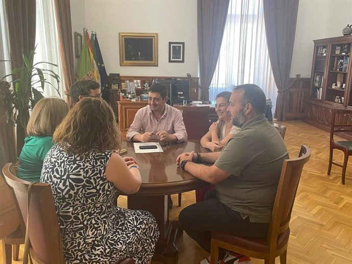 El presidente de la Diputación de Jaén, Francisco Reyes, en la reunión mantenida con la junta directiva de la Fampa 'Los Olivos'.