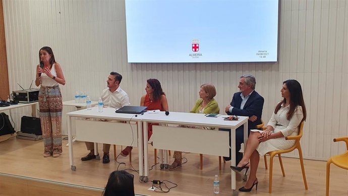 Instante de la presentación de la Red TEA Almería en el Espacio Alma de la capital almeriense.