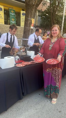 La concejal de Promoción Económica y de Comercio del Ayuntamiento de Jaén, Carmen Rueda, en la inauguración de la Feria del Jamón Ibérico.