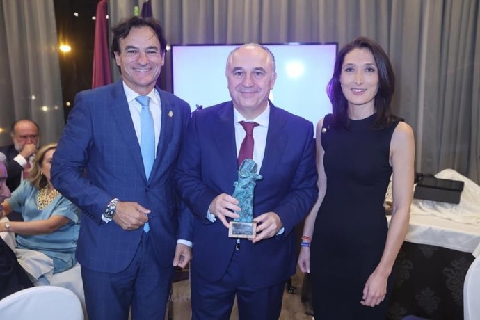 El alcalde de Jaén, Agustín González, a la izquieda, con el premiado, Juan Ignacio Zafra, director territorial de CaixaBank en Andalucía.