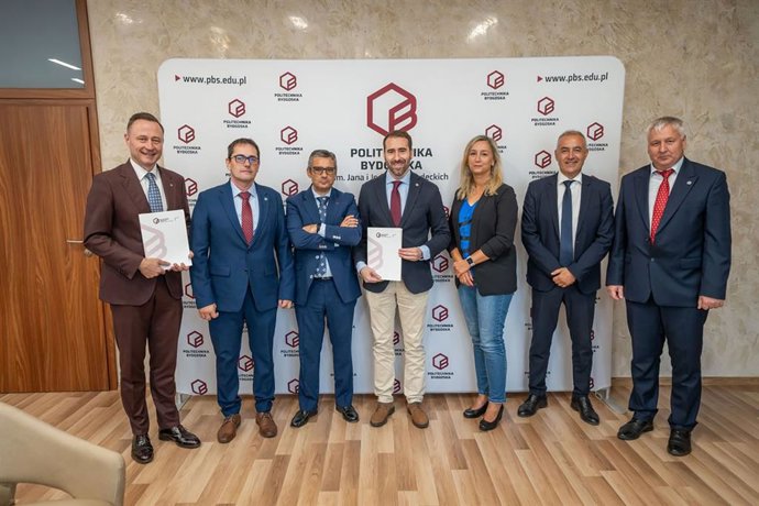 Foto de familia tras la firma del acuerdo entre la UJA y la Universidad polaca de Bydgoszcz para ofertar un doble máster en Ingeniería de Telecomunicaciones.