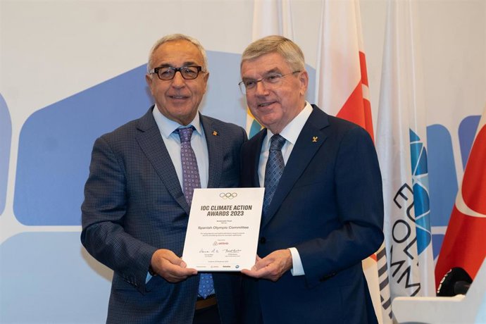 Thomas Bach entrega a Alejandro Blanco el Premio Acción Climática x Viajes Sostenibles