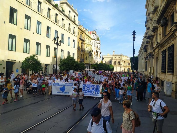 Protesta de Fampa Sevilla a su paso por la avenida de la Constitución camino del Palacio de San Telmo, sede del Gobierno de la Junta de Andalucía en Sevilla.