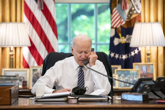 Archivo - May 12, 2021 - Washington, District of Columbia, U.S. - President Joe Biden speaks on the phone with Israeli Prime Minister Benjamin Netanyahu on Wednesday, May 12, 2021, in the Oval Office of the White House.