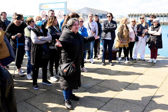 Archivo - La familiar de uno de los fallecidos protesta durante un minuto de silencio por las víctimas del naufragio del Vilaboa Uno, en el Barrio Pesquero de Santander, a 4 de abril de 2023, en Santander, Cantabria (España). 