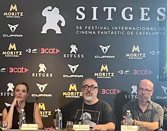 La productora Carolina Bang, el director Álex de la Iglesia y el guionista Jorge Guerricaechevarría, en la presentación de la segunda temporada de '30 monedas' en el Festival de Sitges
