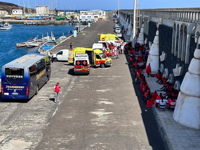 Migrantes en el Muelle de La Restinga (El Hierro)