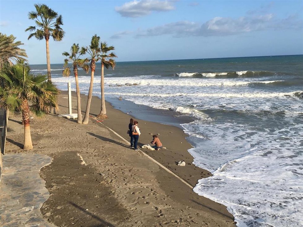 Archivo - Daños del temporal en una playa de Marbella en una imagen de archivo